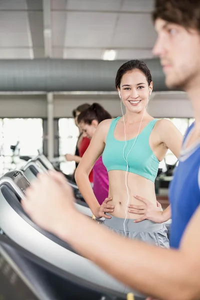 Adatta donna che corre sul tapis roulant — Foto Stock