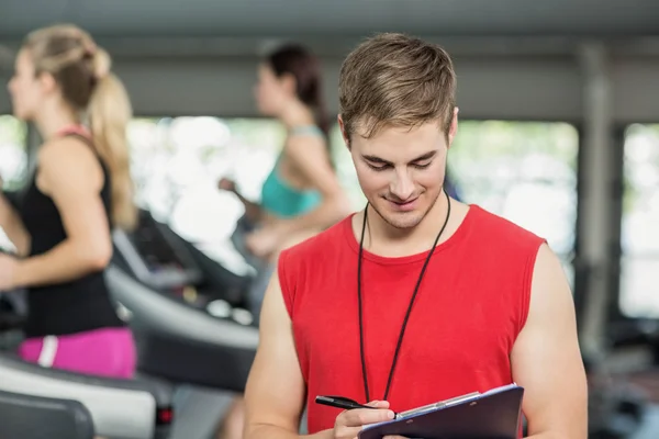 Entrenador masculino sonriendo a la cámara — Foto de Stock