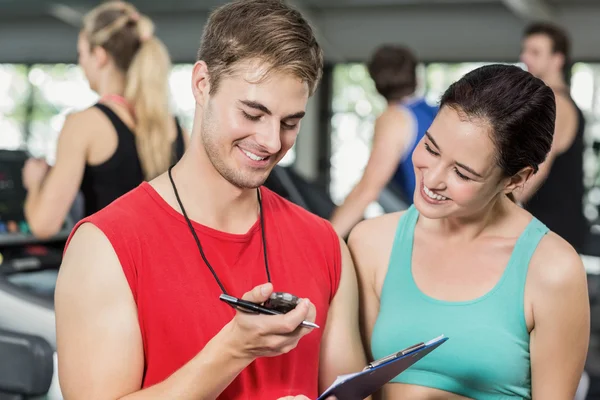 Manlig tränare diskuterar om prestanda — Stockfoto