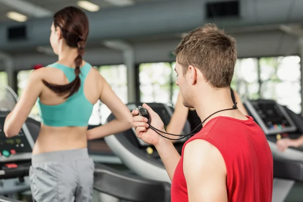 Entrenador masculino discutiendo sobre el rendimiento — Foto de Stock