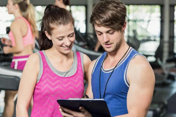 Entrenador masculino discutiendo sobre el rendimiento — Foto de Stock