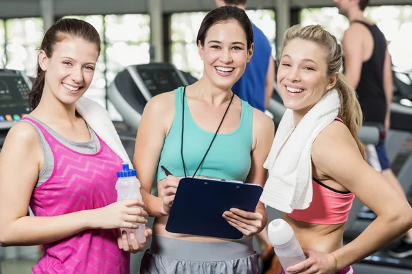 Atletische glimlachende vrouwen bespreken over prestaties — Stockfoto