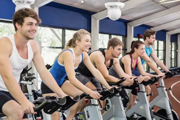 Passar grupp människor som använder motionscykel tillsammans — Stockfoto