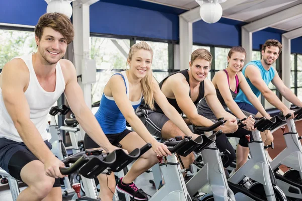 Adatta a un gruppo di persone che utilizzano la cyclette insieme — Foto Stock