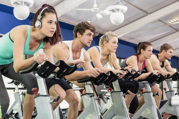 Pessoas usando bicicleta de exercício juntos — Fotografia de Stock