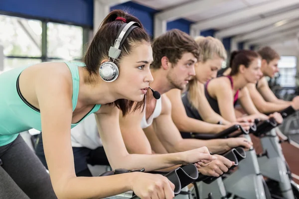 Pessoas usando bicicleta de exercício juntos — Fotografia de Stock