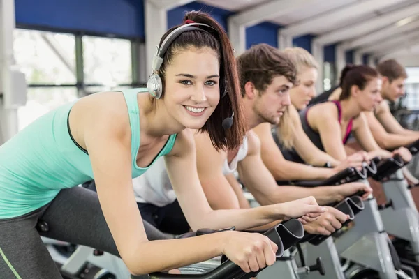 Pessoas usando bicicleta de exercício juntos — Fotografia de Stock