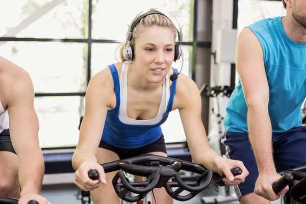 Pessoas usando bicicleta de exercício juntos — Fotografia de Stock