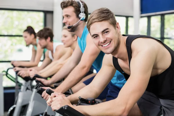 Pessoas usando bicicleta de exercício juntos — Fotografia de Stock