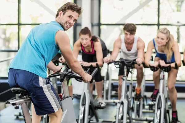 Pessoas usando bicicleta de exercício juntos — Fotografia de Stock