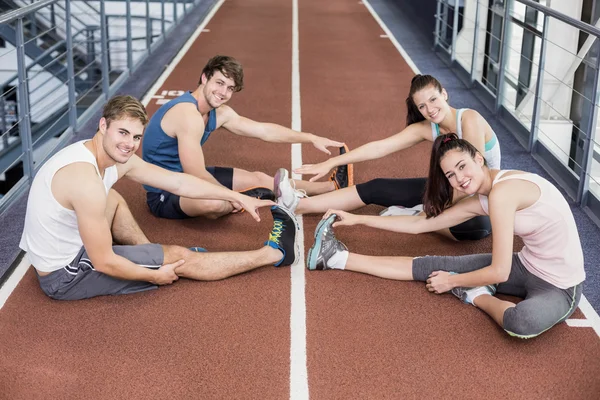 Atletiske kvinder og mænd strækker sig - Stock-foto