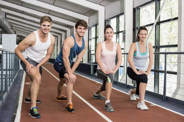 Donne atletiche e uomini stretching — Foto Stock