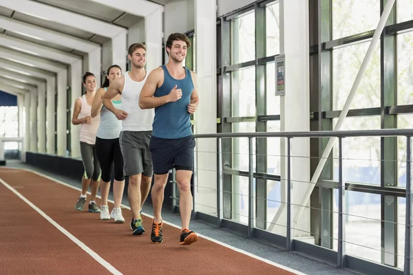 Les femmes et les hommes sportifs étirant — Photo