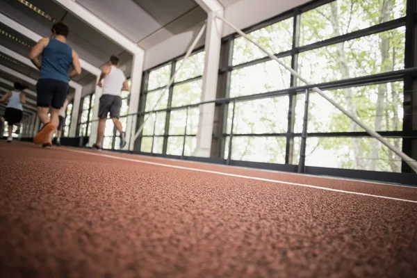 Atletische vrouwen en mannen actief — Stockfoto