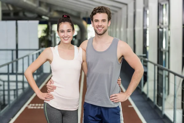 Happy vrienden actief samen — Stockfoto