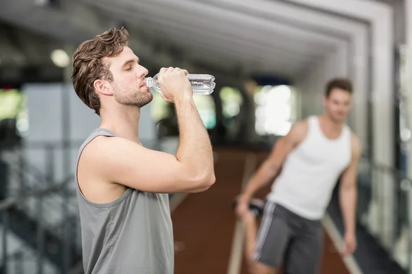 Fit man drinking water — Stock Photo, Image