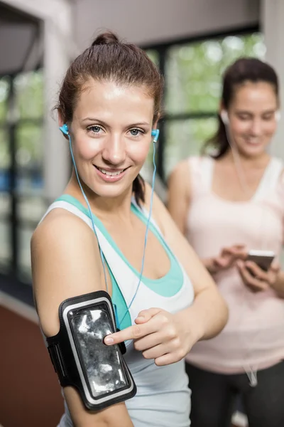 Smiling friends listening to music — Stock Photo, Image