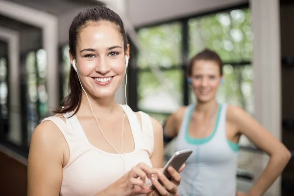 Smiling friends listening to music — Stock Photo, Image