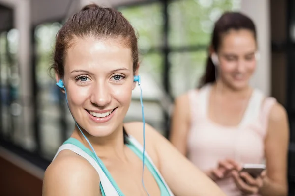 Smiling friends listening to music — Stock Photo, Image