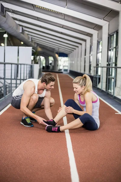 Gespierde vrouw met een enkelblessure — Stockfoto