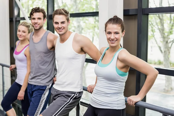 Fitte Menschen posieren zusammen — Stockfoto