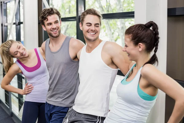 Fitte Menschen, die miteinander reden — Stockfoto