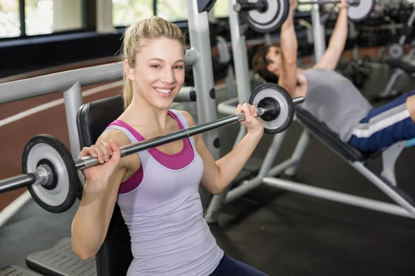 Fit vrouw opheffing barbell — Stockfoto