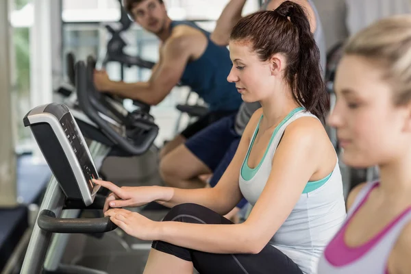 Fit personas haciendo bicicleta estática — Foto de Stock