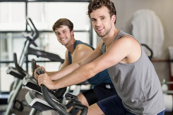 Fit personas haciendo bicicleta estática —  Fotos de Stock