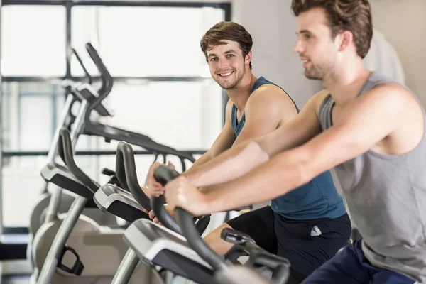 Fit pessoas fazendo bicicleta de exercício — Fotografia de Stock