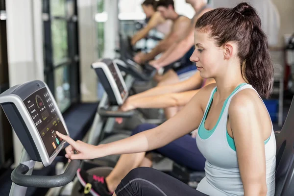 Fitte Menschen beim Heimtrainer — Stockfoto