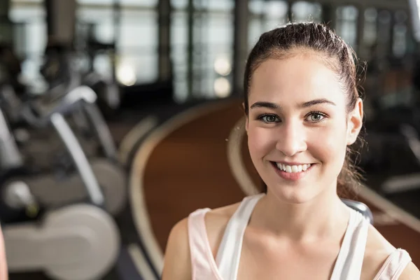 Fit mulher sorrindo para a câmera — Fotografia de Stock