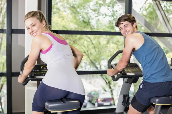 Fit personas haciendo bicicleta estática — Foto de Stock