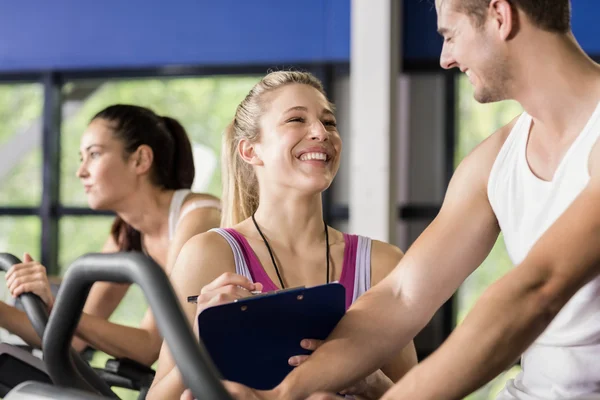 Trainer vrouw praten met man — Stockfoto