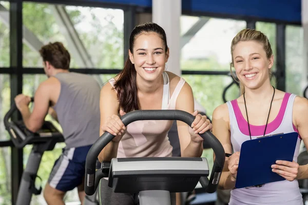 Trainer woman talking with woman — Stock Photo, Image