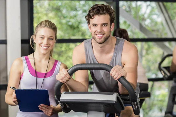 Entrenador mujer con hombre — Foto de Stock