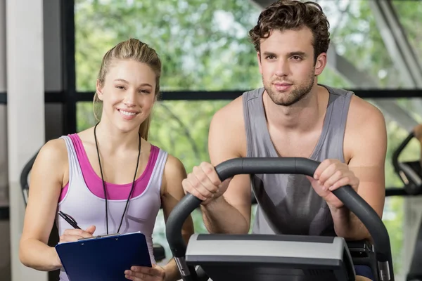 Entrenador mujer con hombre —  Fotos de Stock