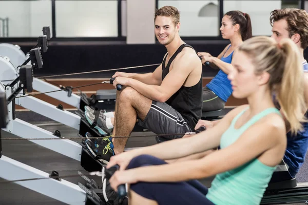 Fitte Menschen auf der Zeichenmaschine — Stockfoto