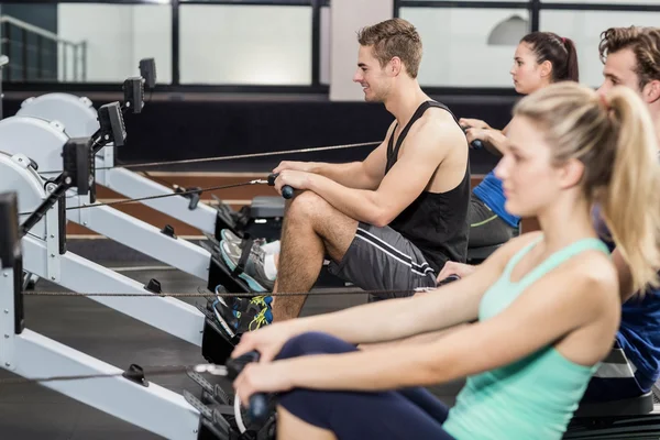 Fitte Menschen auf der Zeichenmaschine — Stockfoto