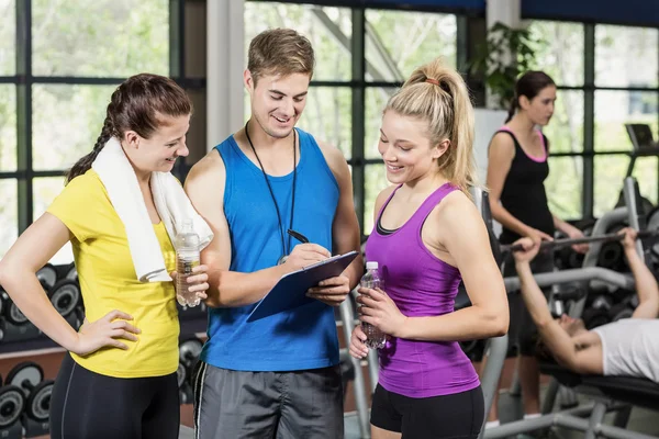 Entraîneur homme parlant avec des sportives — Photo