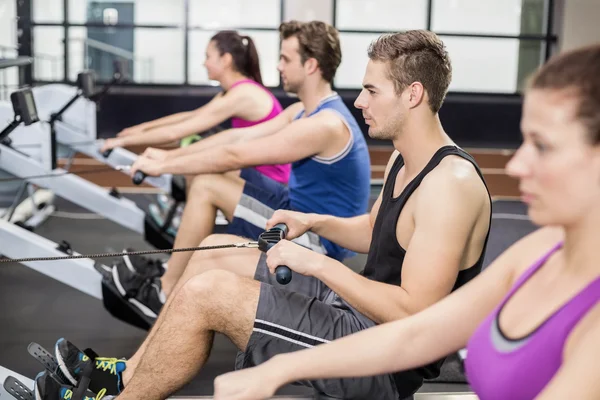 Fitte Menschen auf der Zeichenmaschine — Stockfoto