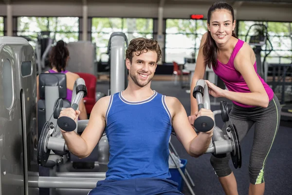 Trainer vrouw helpen atletische man — Stockfoto