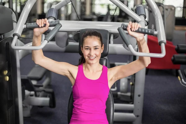 Fitte Frau mit Gewichtsmaschine — Stockfoto