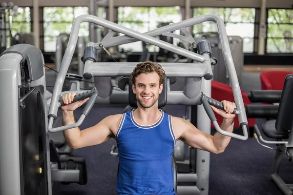 Fitter Mann mit Gewichtsmaschine — Stockfoto