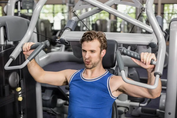 Fit mens met behulp van gewicht machine — Stockfoto