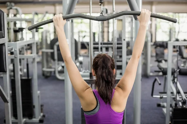 Fit vrouw met behulp van gewicht machine — Stockfoto