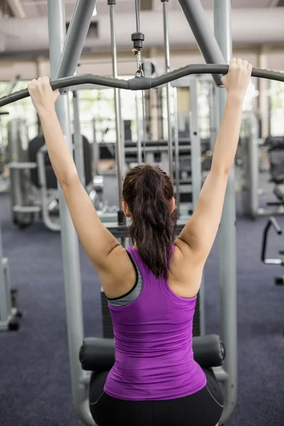 Fit mulher usando máquina de peso — Fotografia de Stock