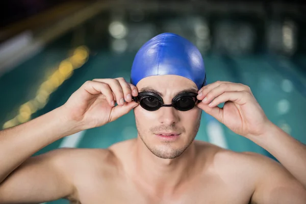 Adatto all'uomo che regola i suoi occhiali — Foto Stock