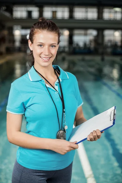 Trainer vrouw bedrijf Klembord — Stockfoto