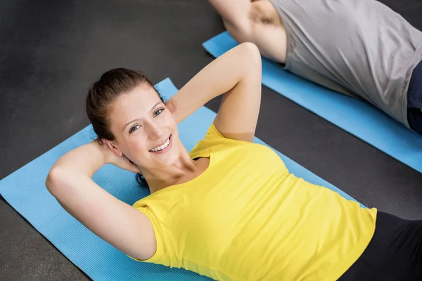 Pretty woman working her abs — Stock Photo, Image